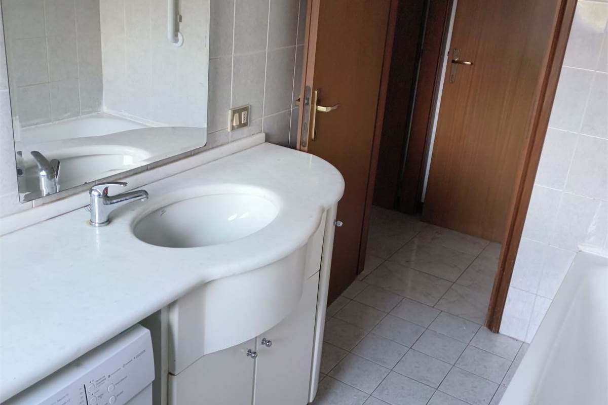 ERBA VENDESI TRILOCALE CON BALCONE