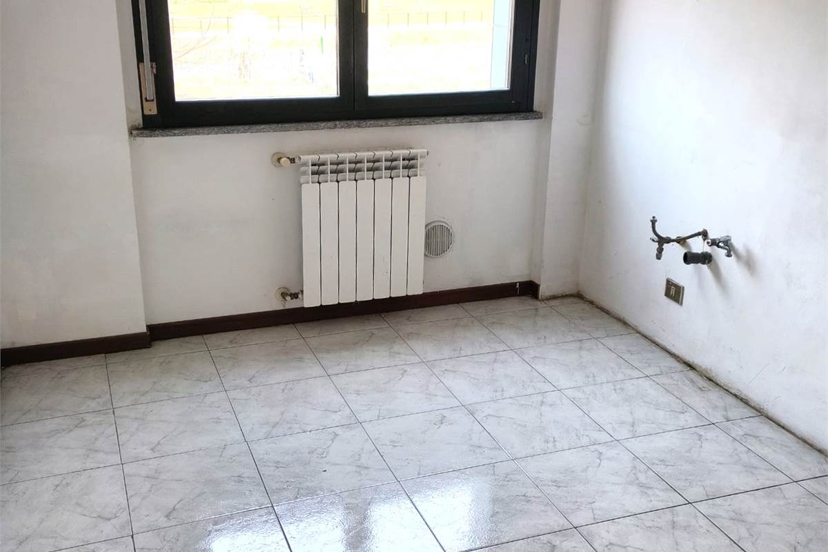 ERBA VENDESI TRILOCALE CON BALCONE