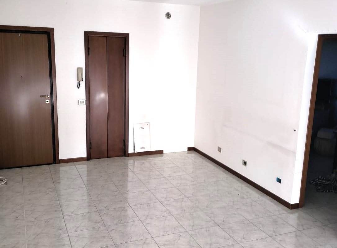 ERBA VENDESI TRILOCALE CON BALCONE