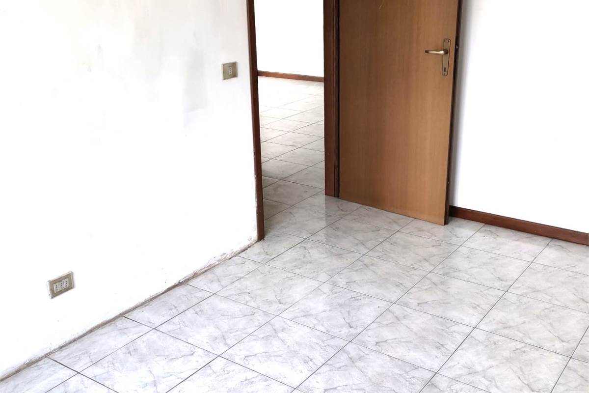 ERBA VENDESI TRILOCALE CON BALCONE