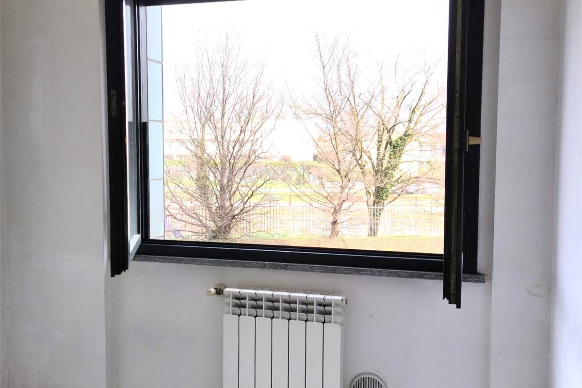 ERBA VENDESI TRILOCALE CON BALCONE