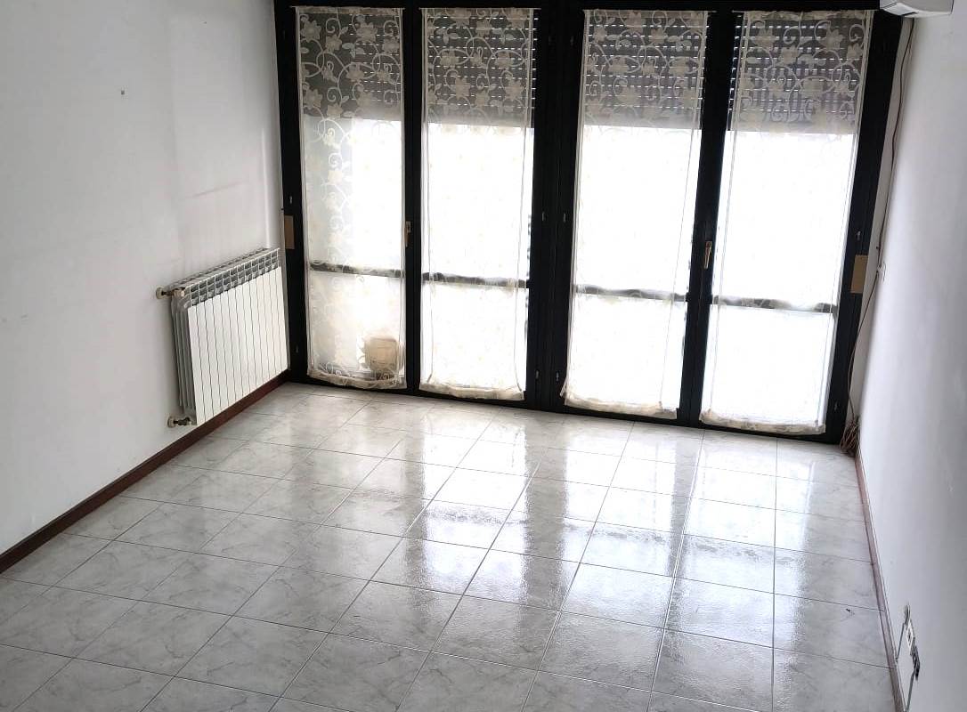 ERBA VENDESI TRILOCALE CON BALCONE