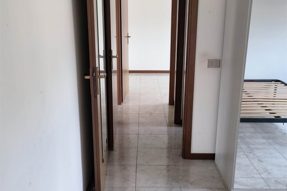 ERBA VENDESI TRILOCALE CON BALCONE