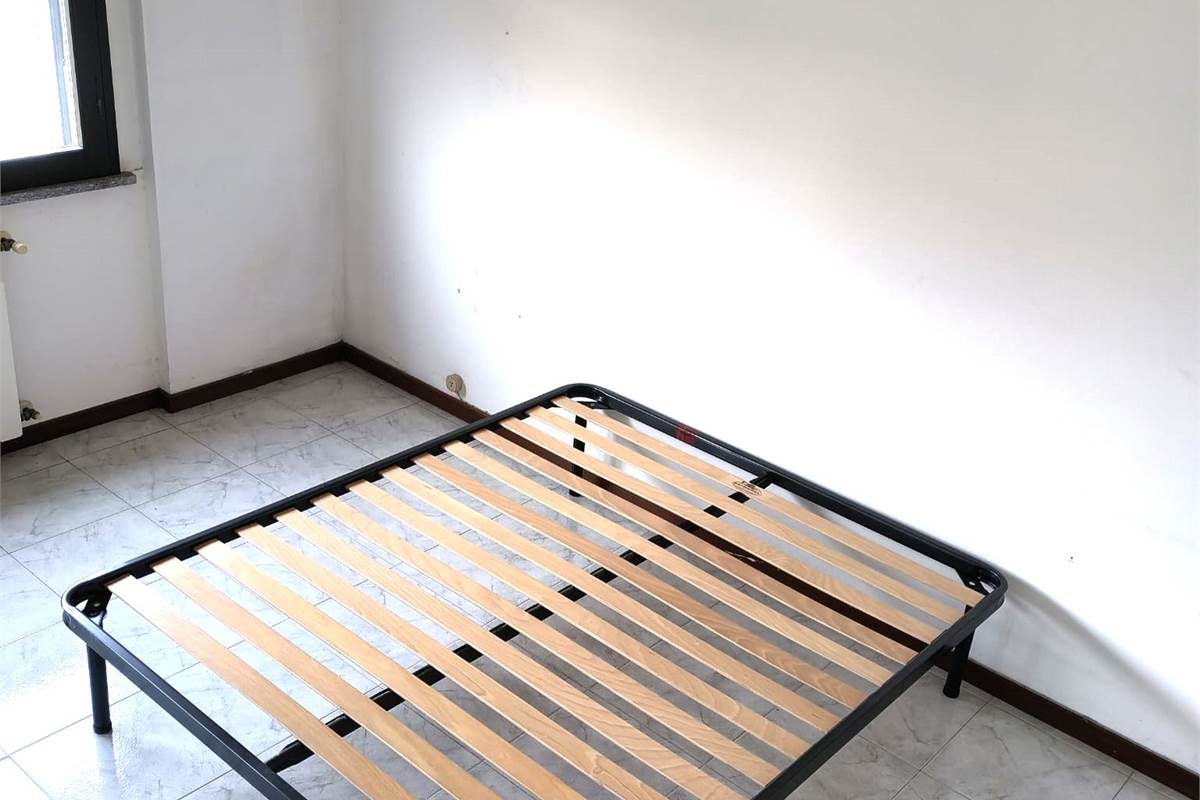 ERBA VENDESI TRILOCALE CON BALCONE