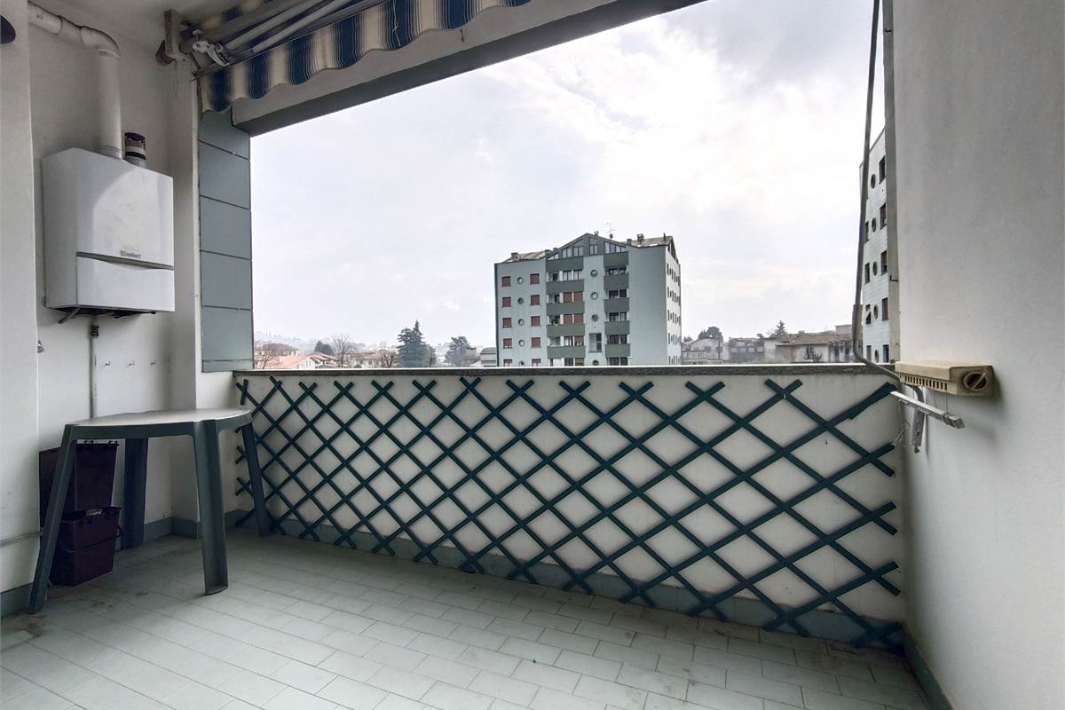 ERBA VENDESI TRILOCALE CON BALCONE