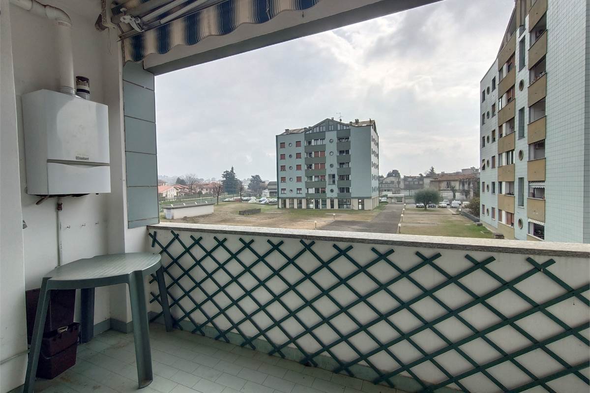 ERBA VENDESI TRILOCALE CON BALCONE