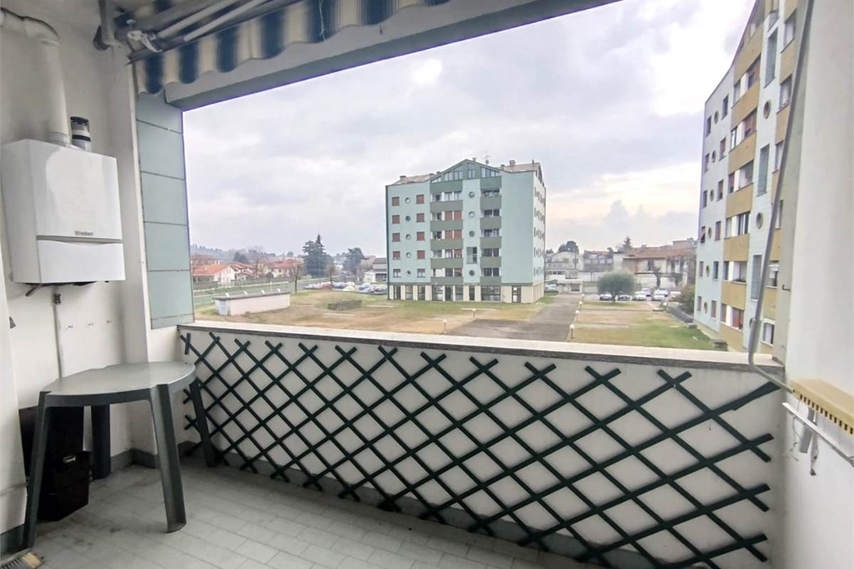 ERBA VENDESI TRILOCALE CON BALCONE