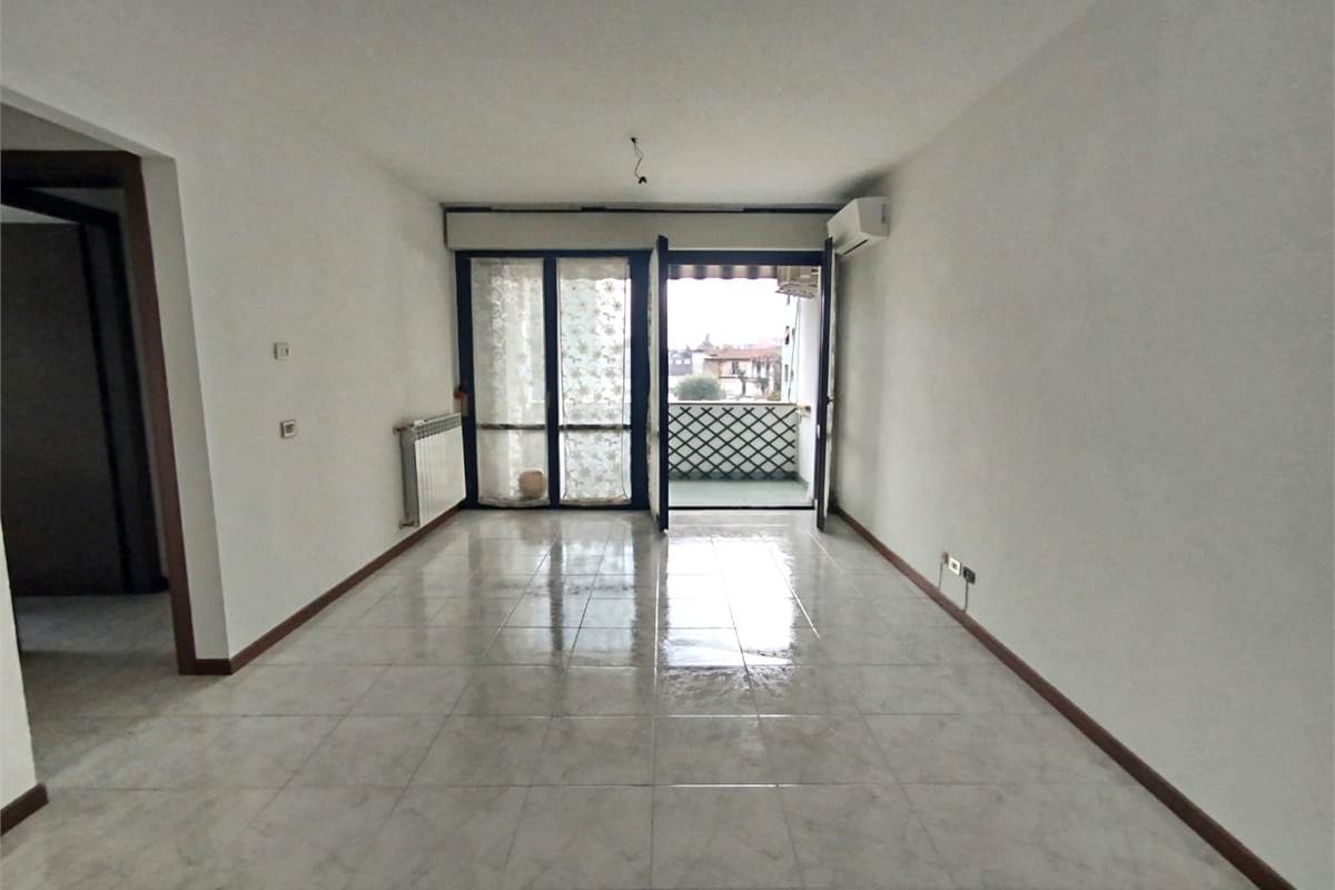 ERBA VENDESI TRILOCALE CON BALCONE