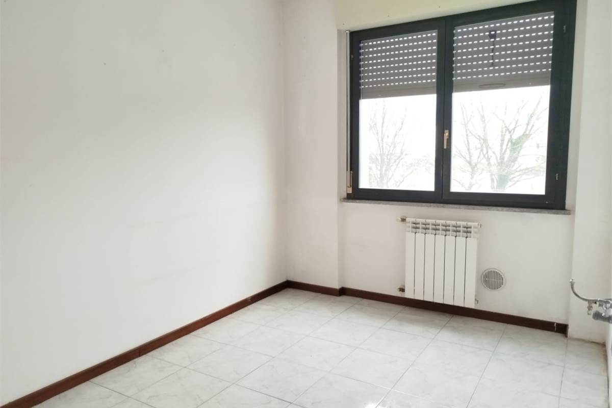 ERBA VENDESI TRILOCALE CON BALCONE