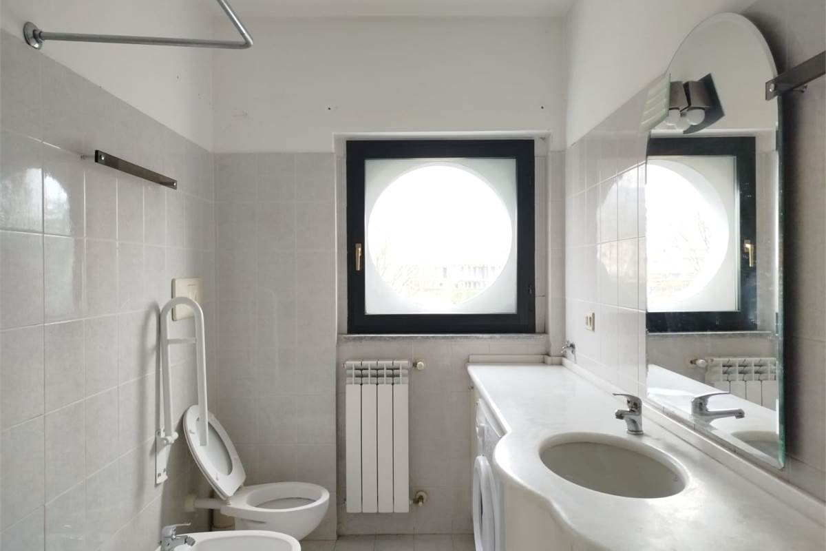 ERBA VENDESI TRILOCALE CON BALCONE