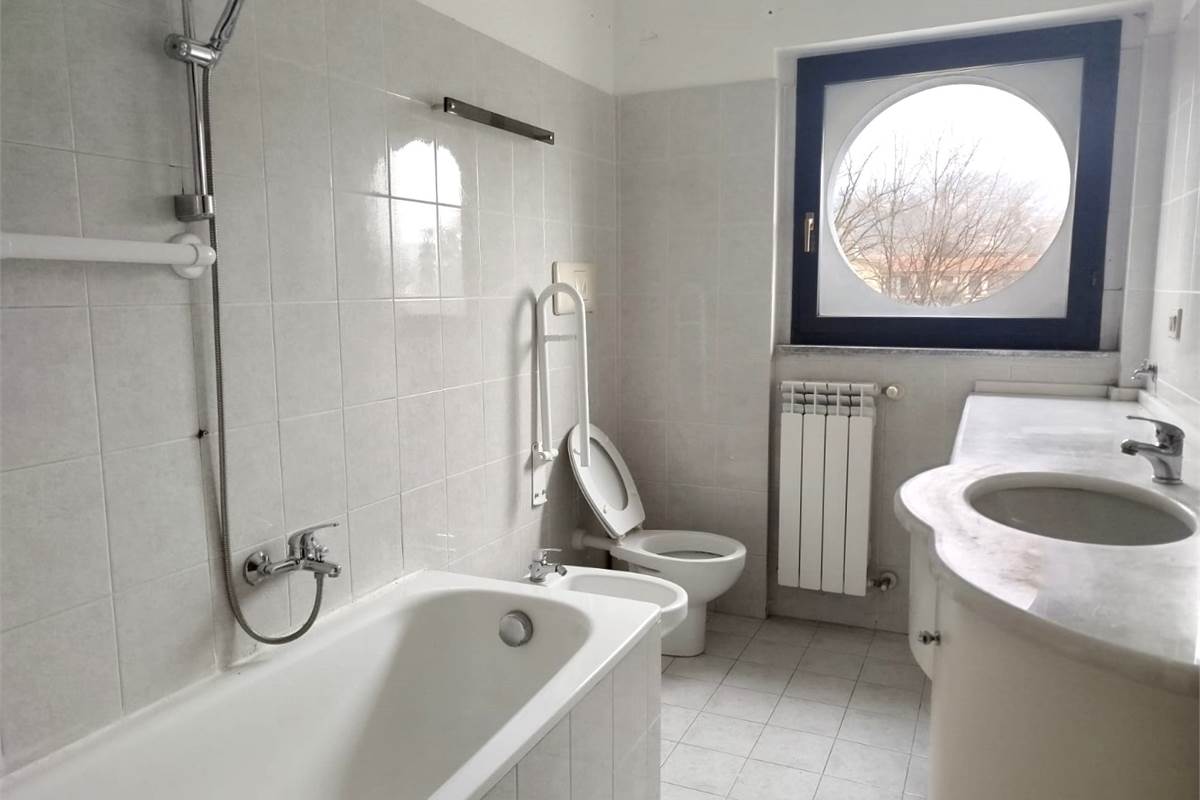 ERBA VENDESI TRILOCALE CON BALCONE