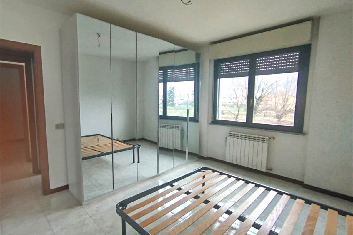 ERBA VENDESI TRILOCALE CON BALCONE