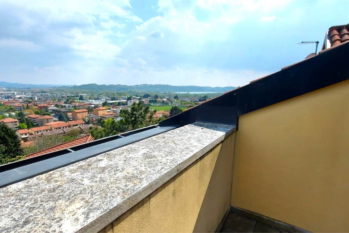 ERBA ATTICO PANORAMICO