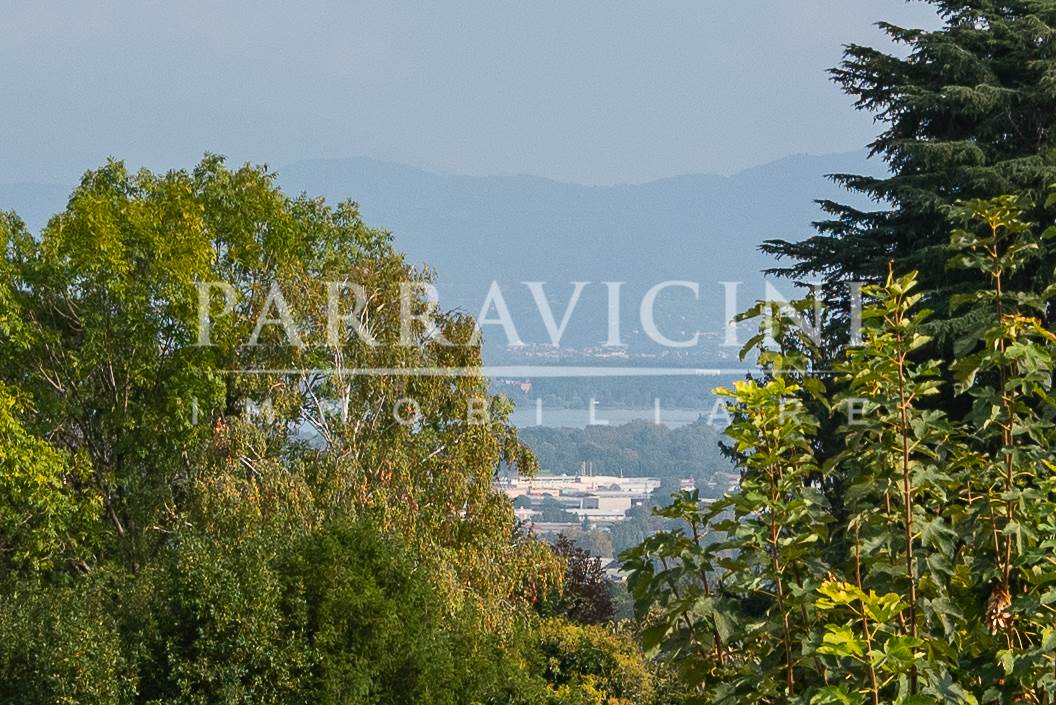 porzione di casa con box e giardino in centro