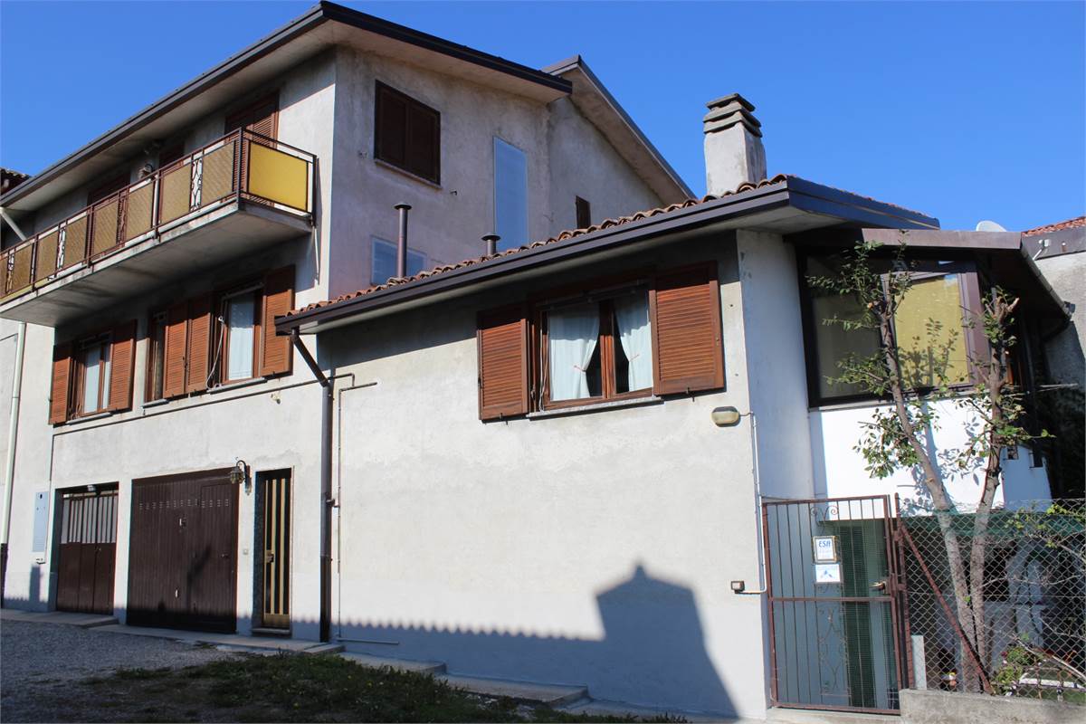 porzione di casa con box e giardino in centro