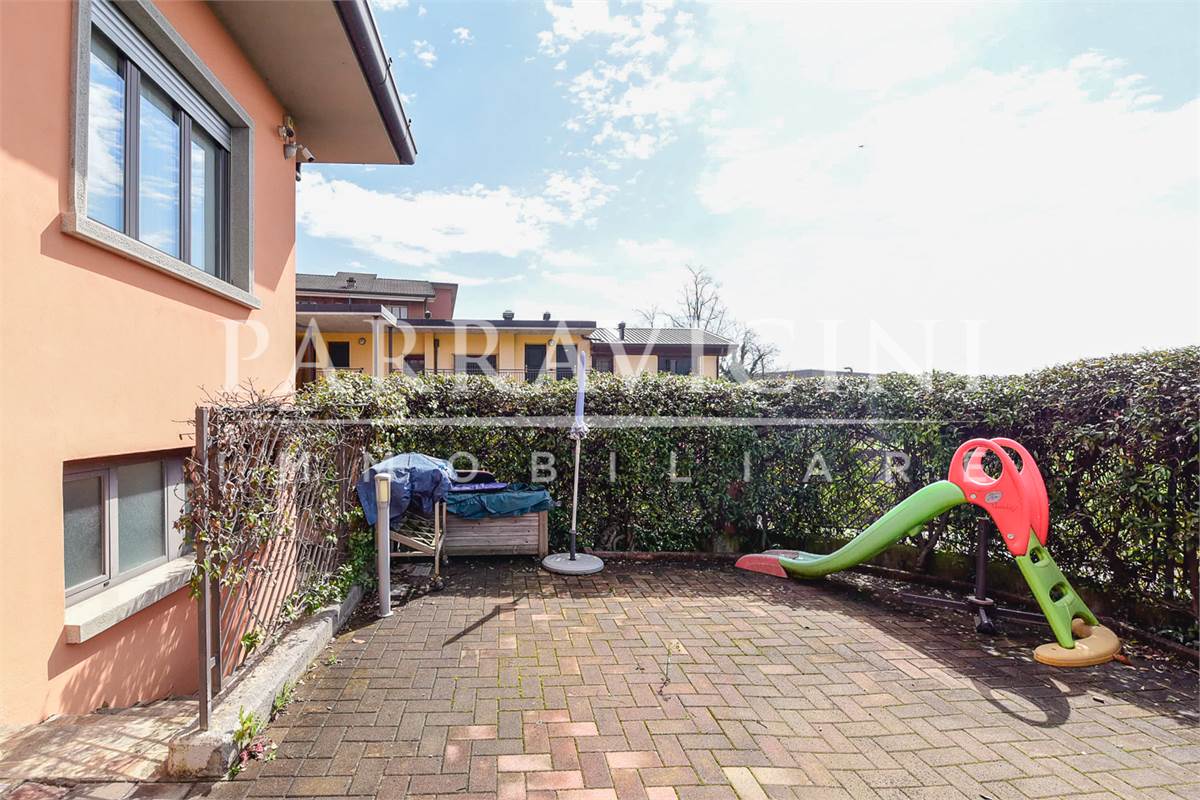 Elegante trilocale con giardino in villa con box 