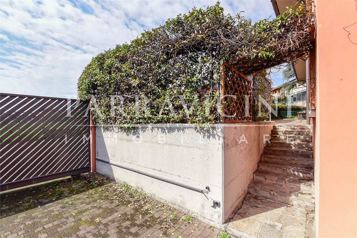 Elegante trilocale con giardino in villa con box 