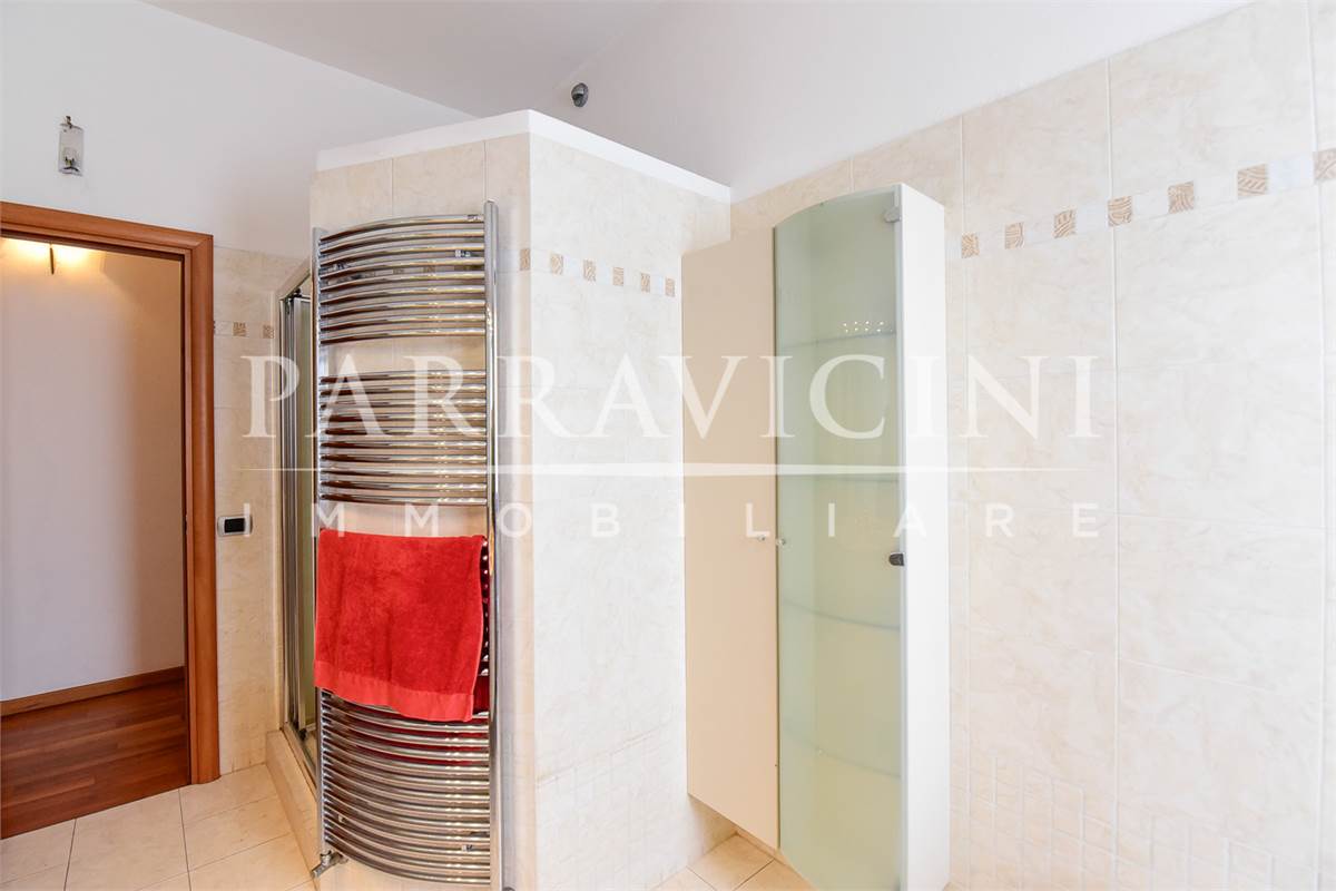 Elegante trilocale con giardino in villa con box 