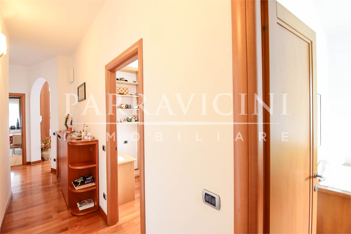 Elegante trilocale con giardino in villa con box 