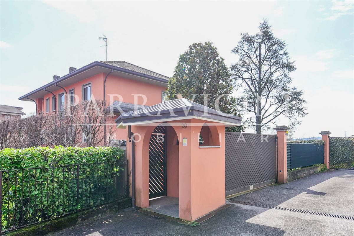 Elegante trilocale con giardino in villa con box 