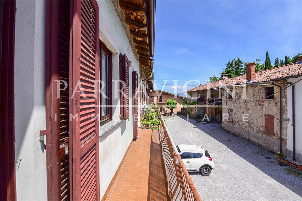 Ampio trilocale in corte con balcone senza spese