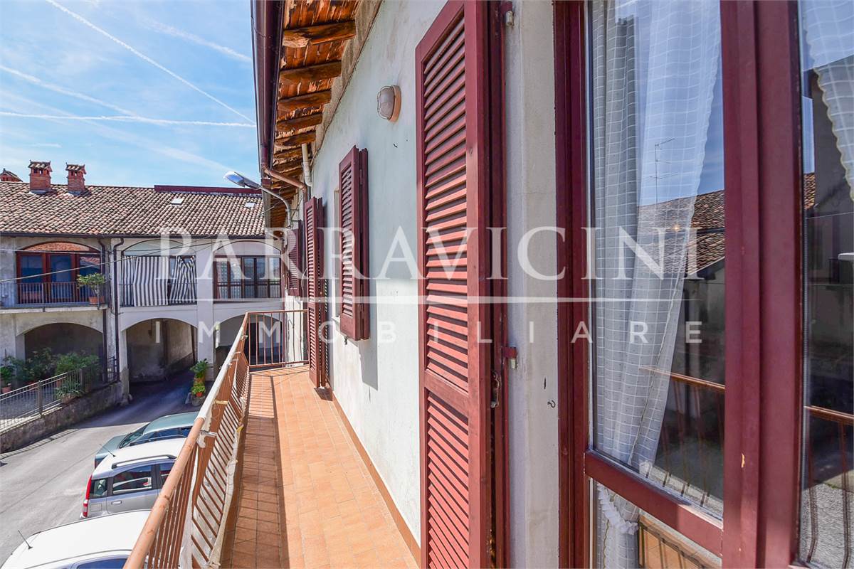 Ampio trilocale in corte con balcone senza spese
