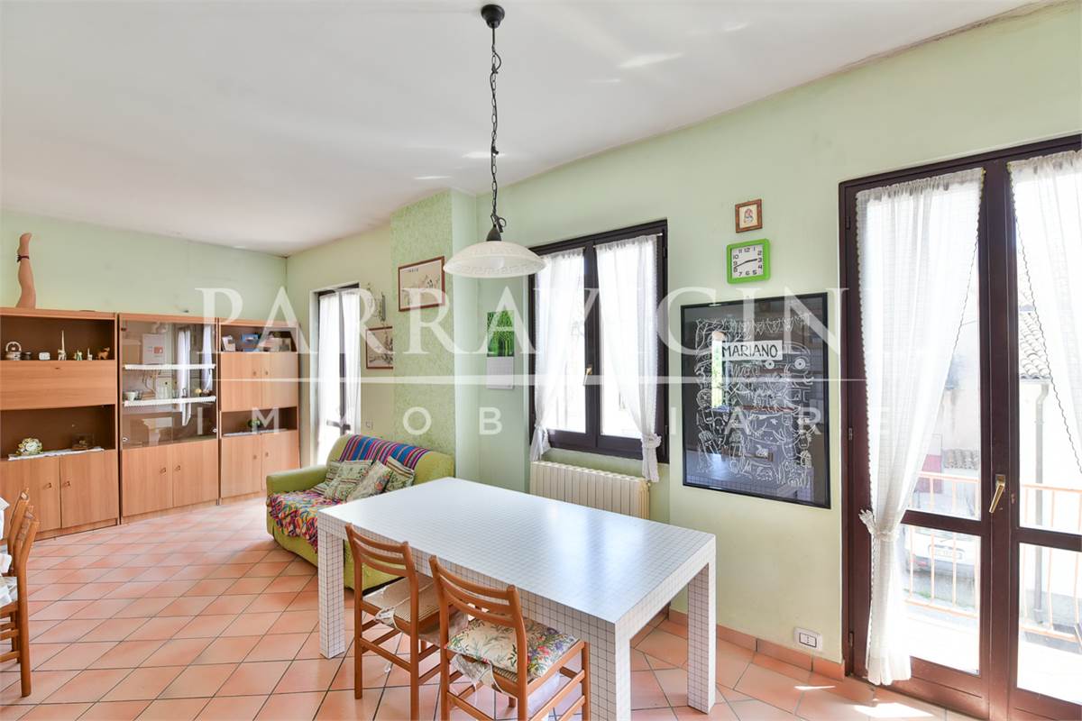 Ampio trilocale in corte con balcone senza spese
