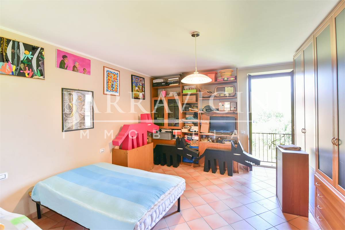 Ampio trilocale in corte con balcone senza spese