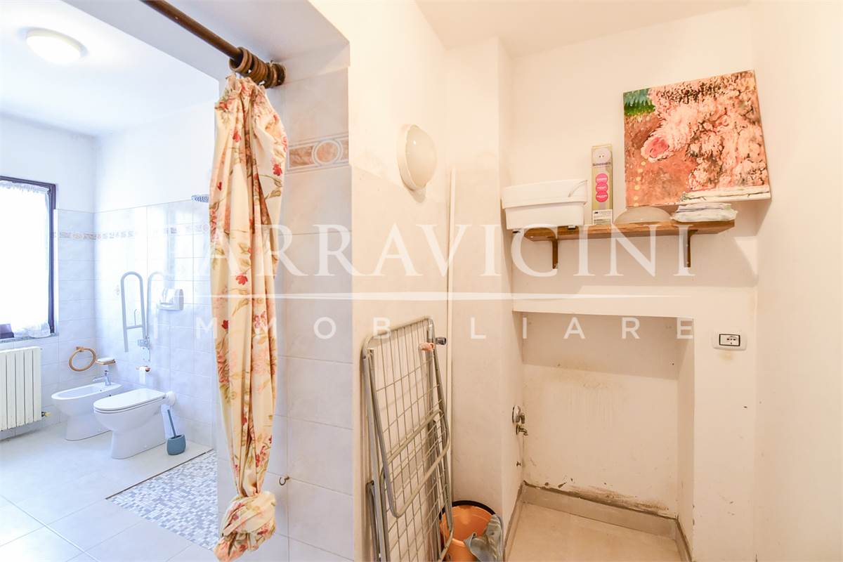 Ampio trilocale in corte con balcone senza spese