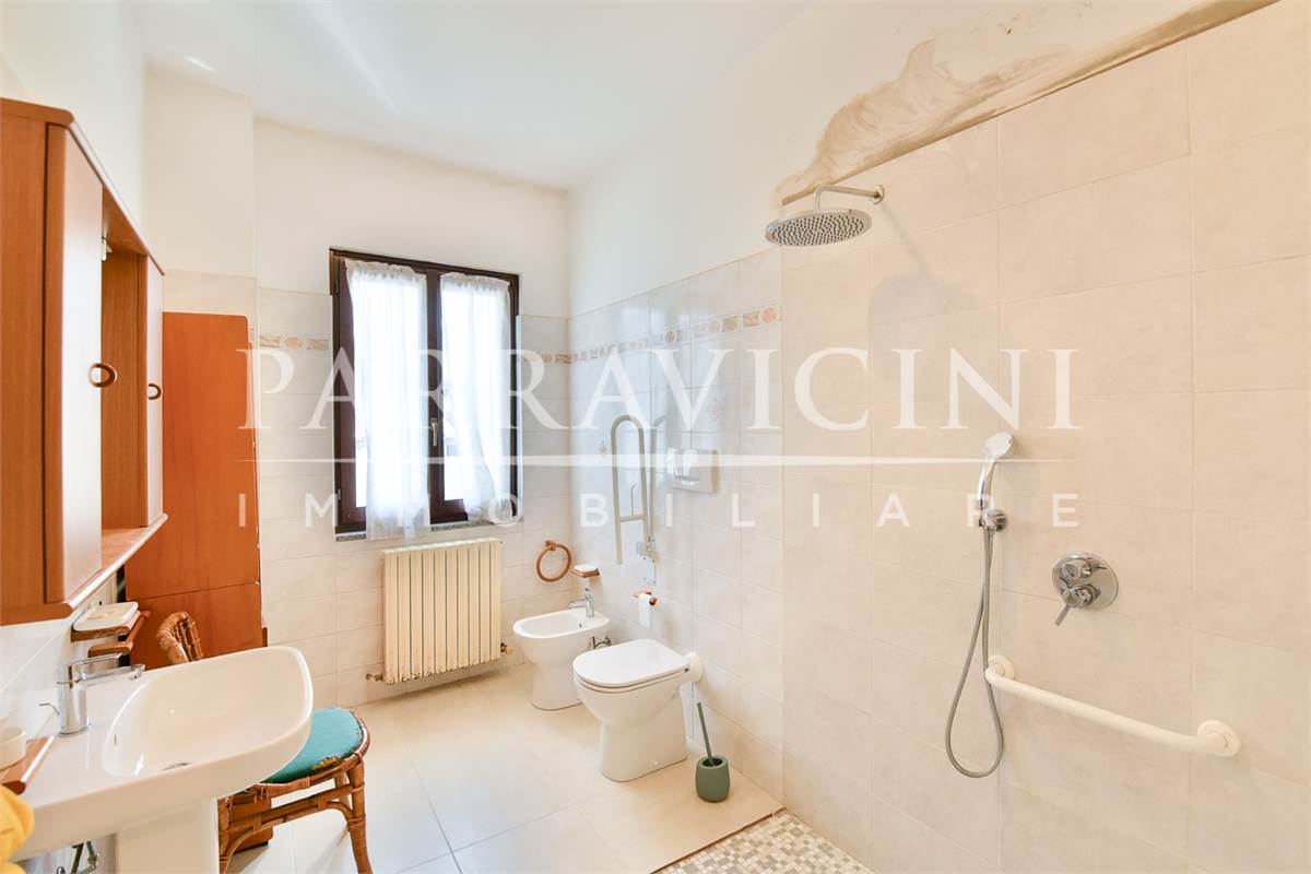 Ampio trilocale in corte con balcone senza spese