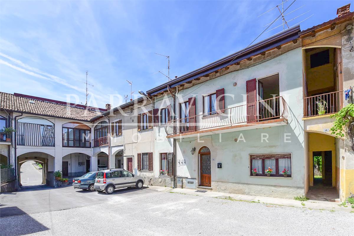 Ampio trilocale in corte con balcone senza spese