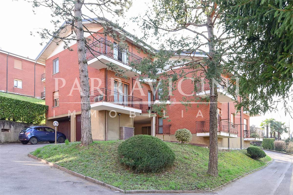 Curato trilocale con cucina abitabile balconi e box