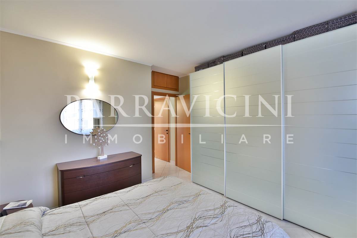 Curato trilocale con cucina abitabile balconi e box