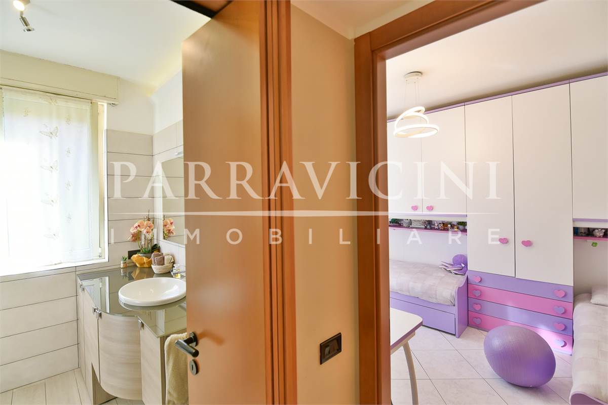 Curato trilocale con cucina abitabile balconi e box