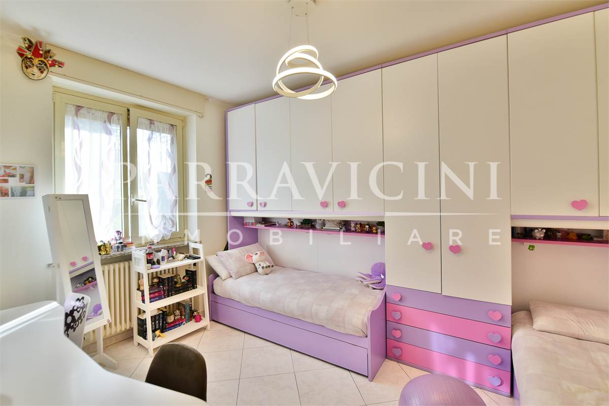 Curato trilocale con cucina abitabile balconi e box