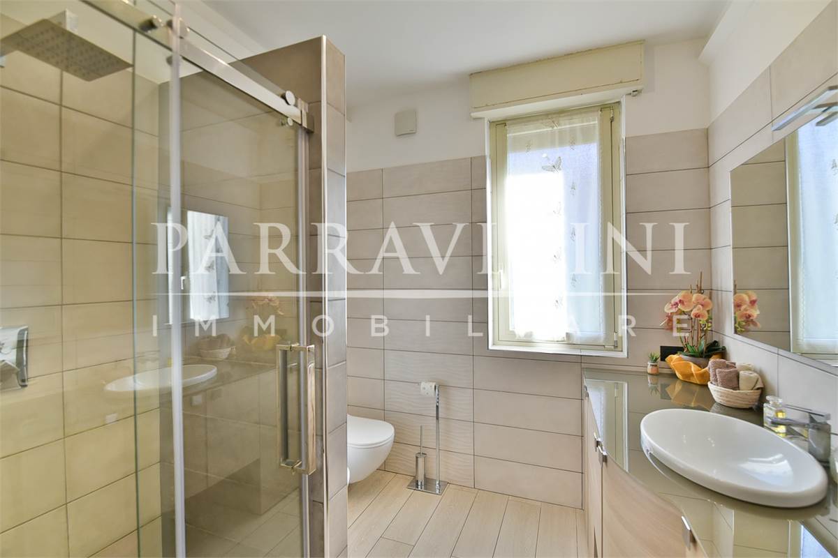 Curato trilocale con cucina abitabile balconi e box