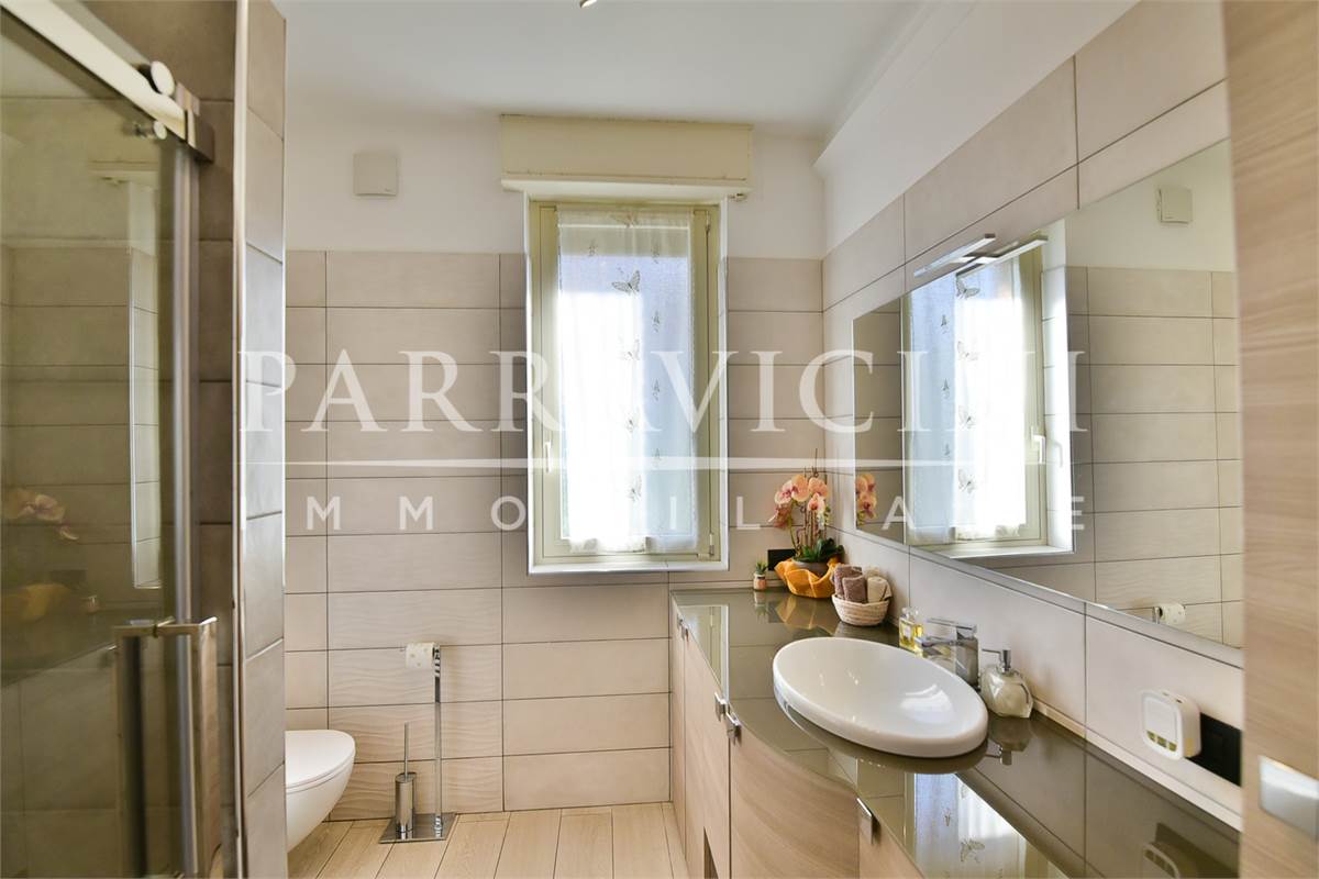 Curato trilocale con cucina abitabile balconi e box