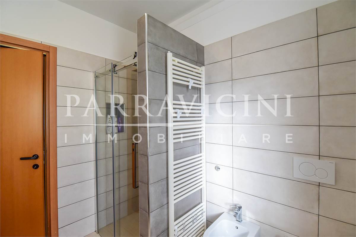 Curato trilocale con cucina abitabile balconi e box