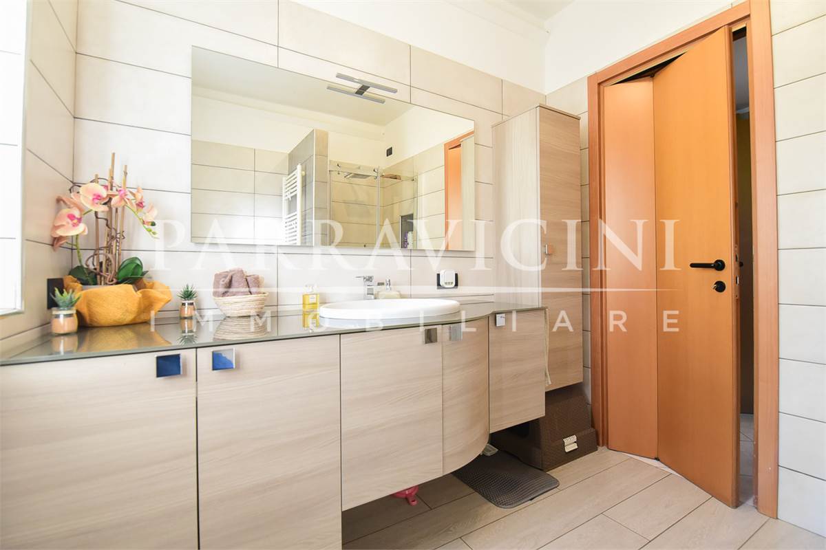 Curato trilocale con cucina abitabile balconi e box