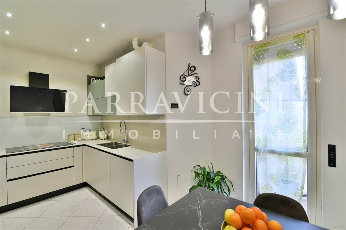 Curato trilocale con cucina abitabile balconi e box