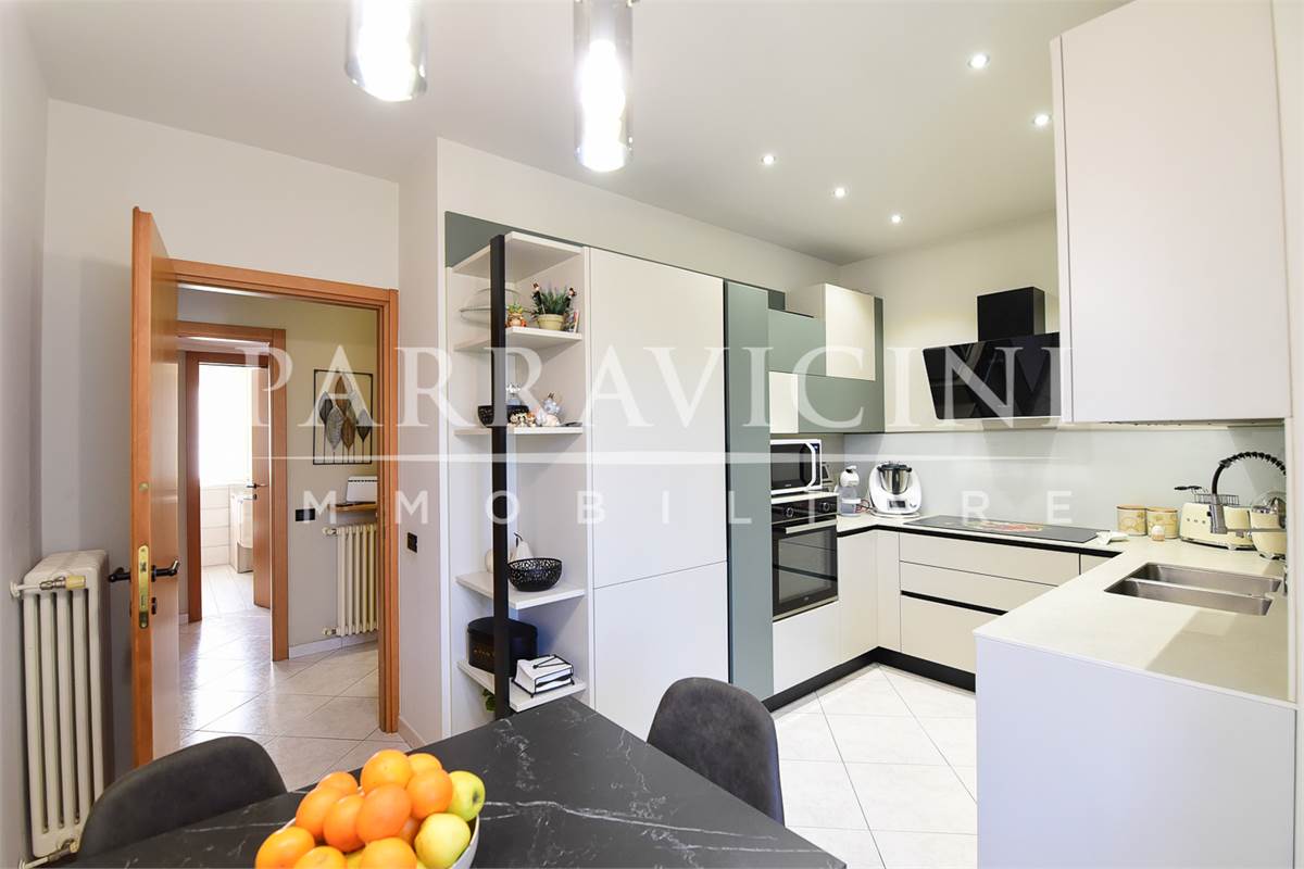 Curato trilocale con cucina abitabile balconi e box