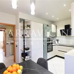 Curato trilocale con cucina abitabile balconi e box