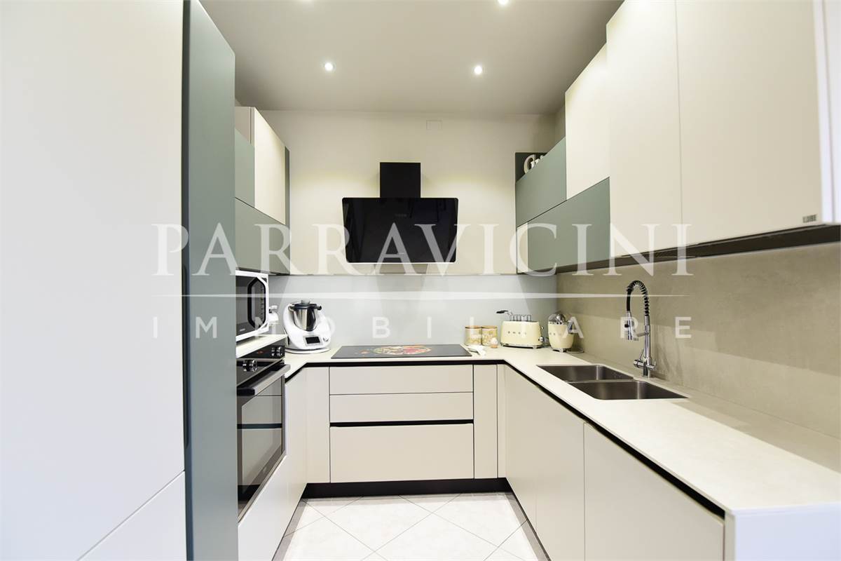 Curato trilocale con cucina abitabile balconi e box