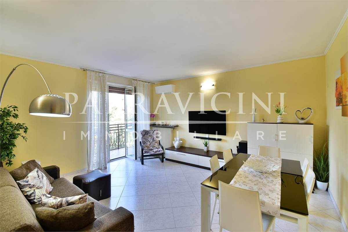 Curato trilocale con cucina abitabile balconi e box