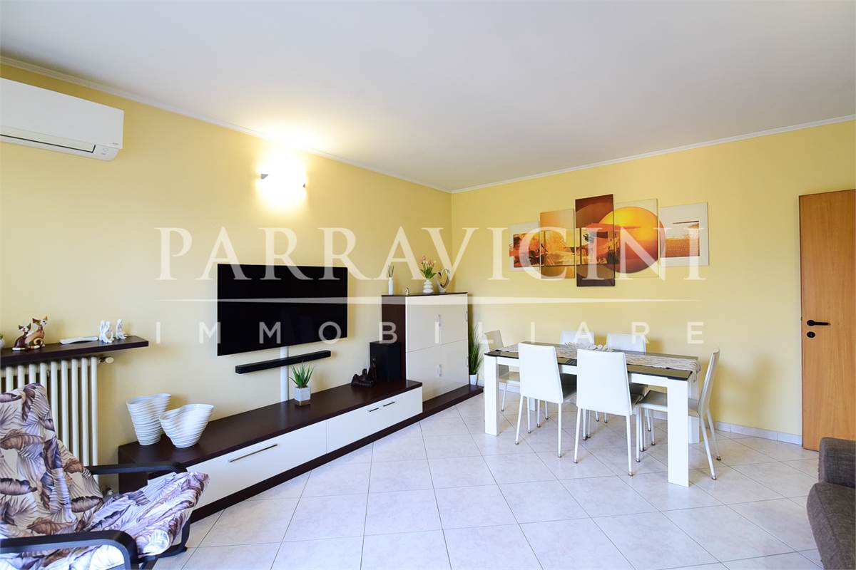 Curato trilocale con cucina abitabile balconi e box