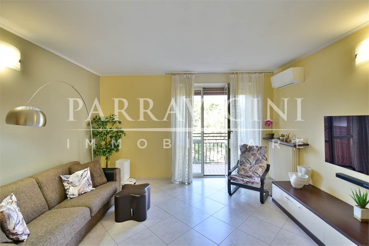 Curato trilocale con cucina abitabile balconi e box