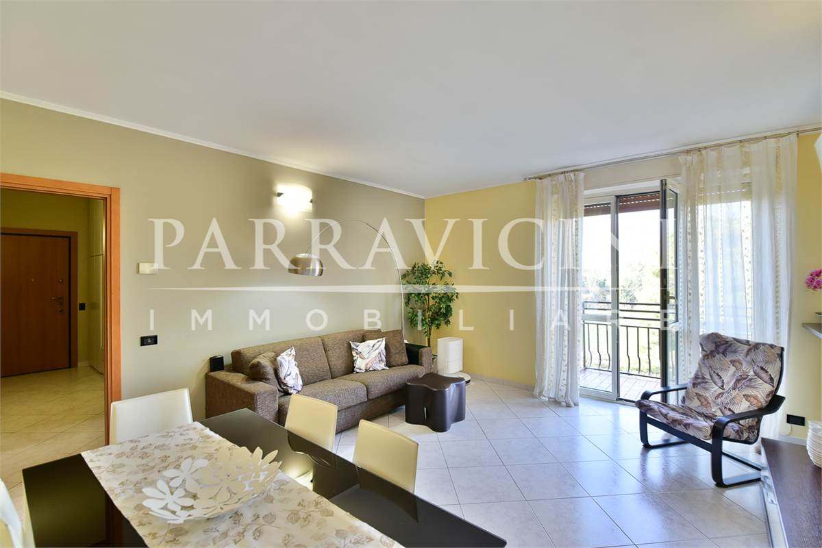 Curato trilocale con cucina abitabile balconi e box