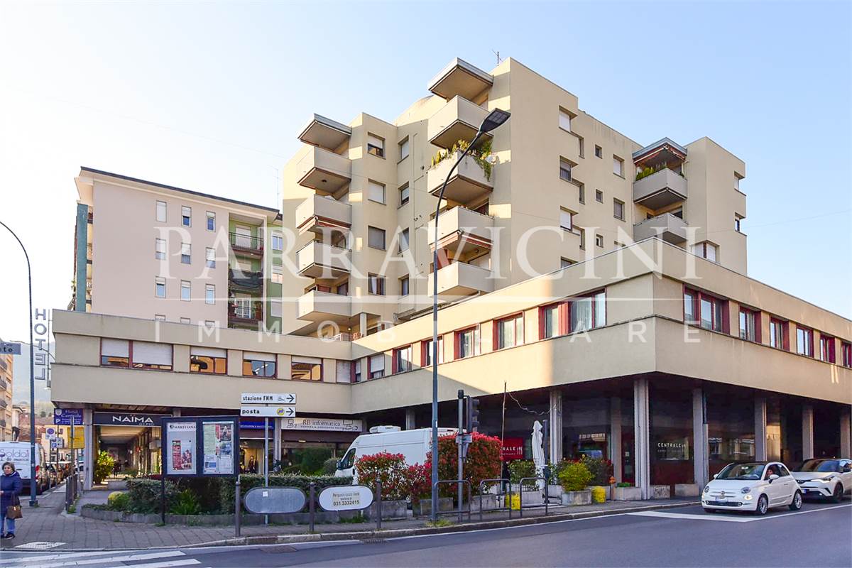 Ampio trilocale doppi servizi con terazzo box e cantina