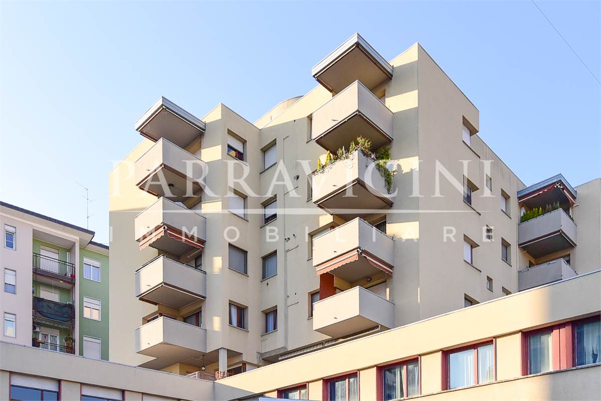 Ampio trilocale doppi servizi con terazzo box e cantina