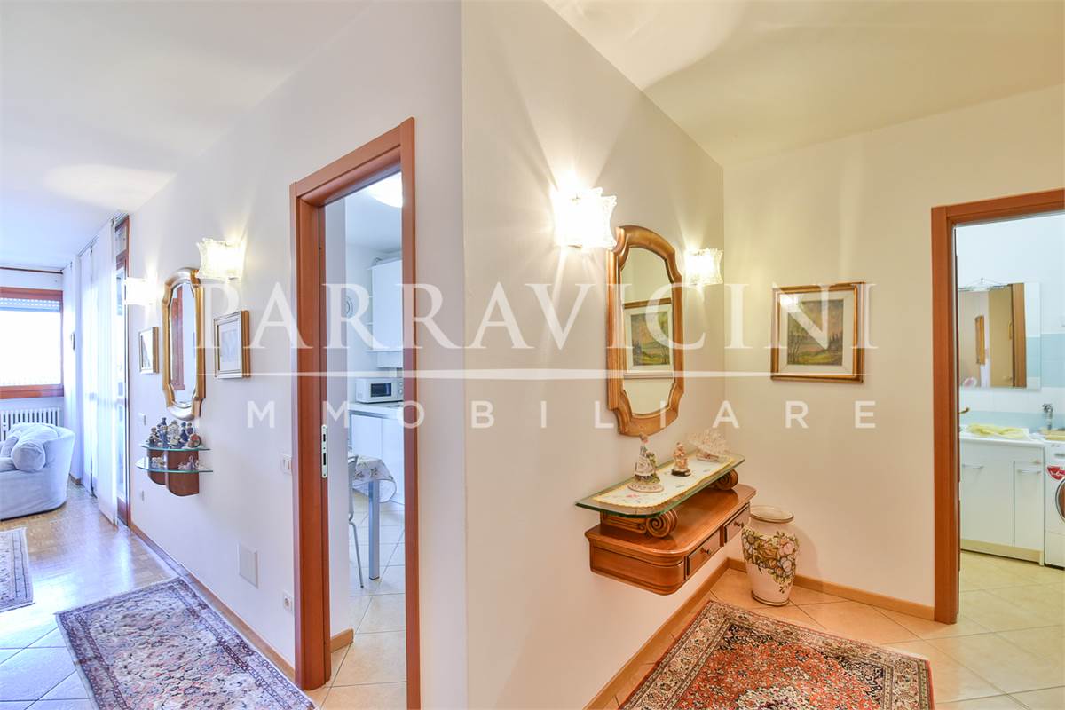 Ampio trilocale doppi servizi con terazzo box e cantina